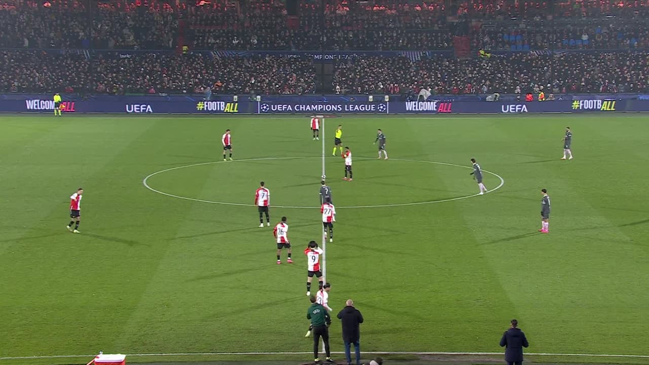 Arranca el partido y la pelota está en juego.