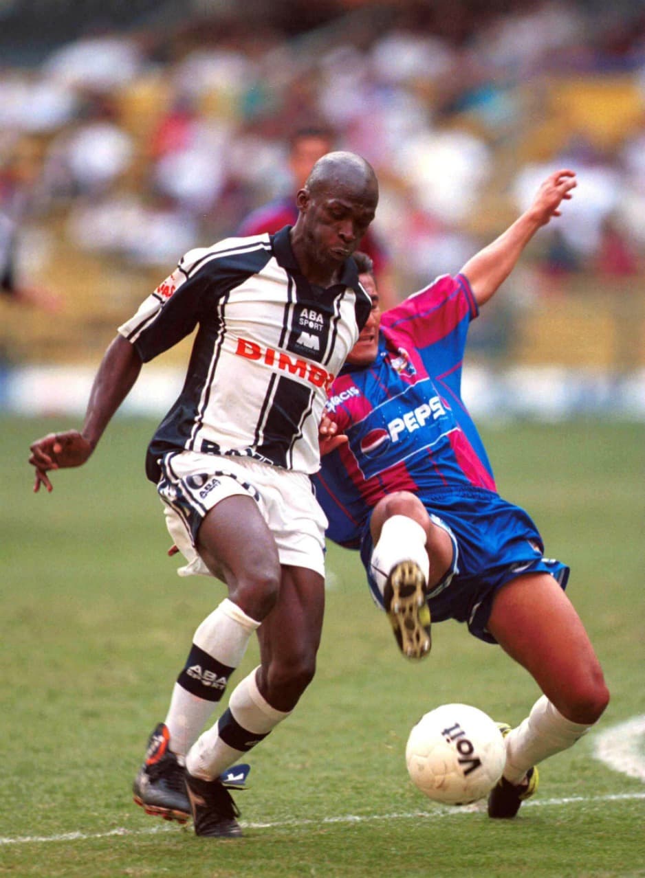 Abdul Thompson (Sierra Leona) llegó a México desde El Salvador. En el fútbol local jugó con Toluca y Monterrey, para marcharse luego a Guatemala y la MLS.