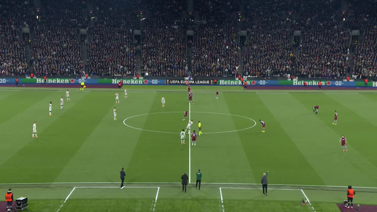 Arranca el partido y la pelota está en juego.