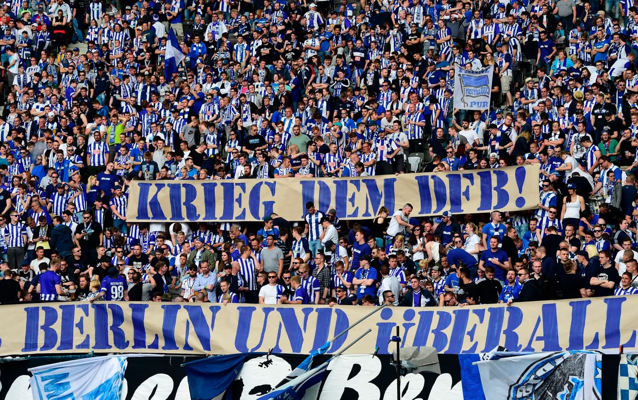Con carteles de aliento, los fanáticos locales de Hertha Berlín apoyaron a su equipo en una jornada que le obligaba a un buen resultado para no arriesgar su puesto en eliminatorias de Europa League.