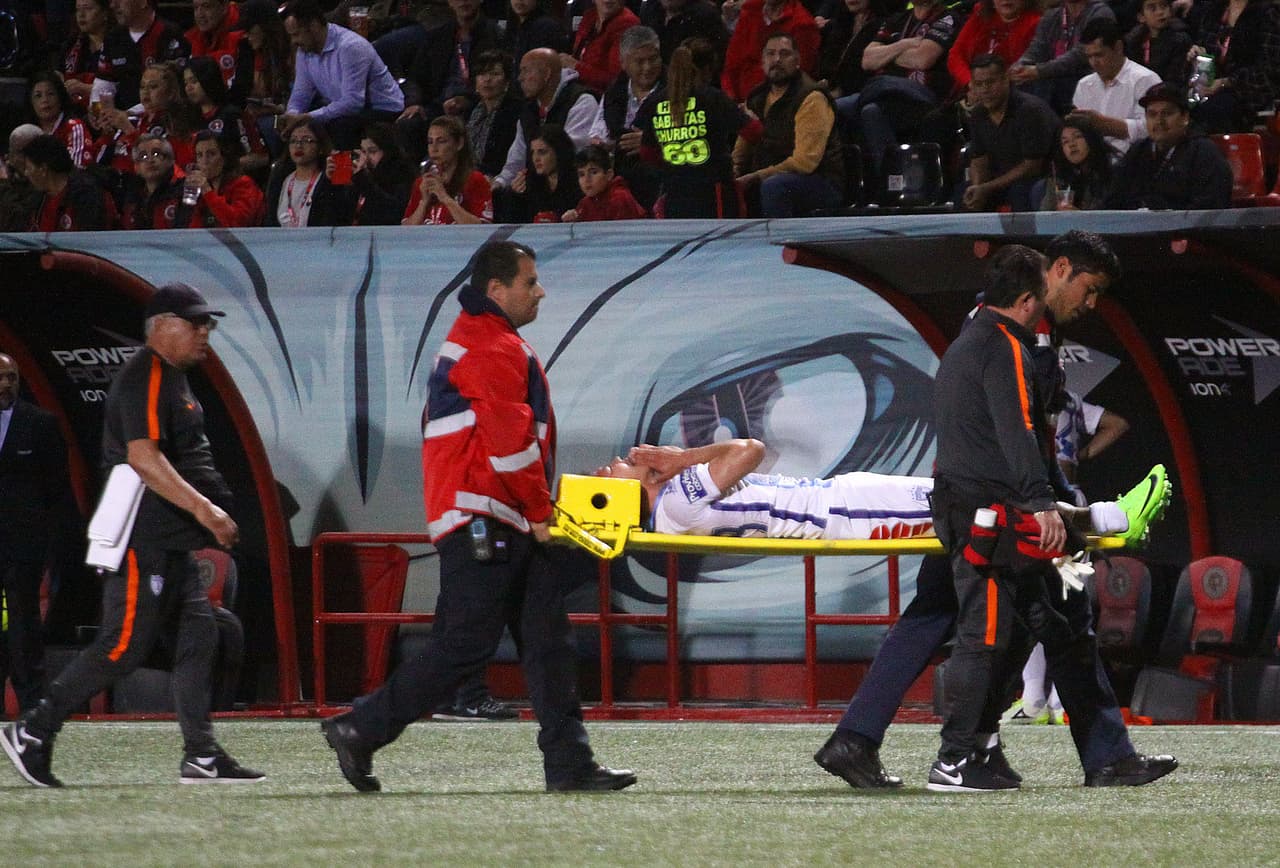 Lozano salió de la cancha lesionado y entre lágrimas y, a pesar de que ya se confirmó que no hay rotura, todavía no se sabe el parte médico oficial. Un jugador afectado y una decisión arbitral equivocada.