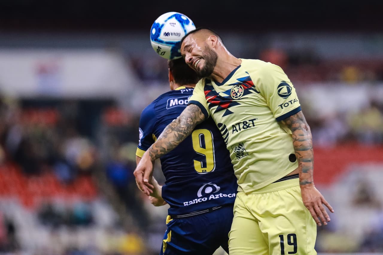 Con intensidad se peleó cada balón en el duelo entre América y Morelia.