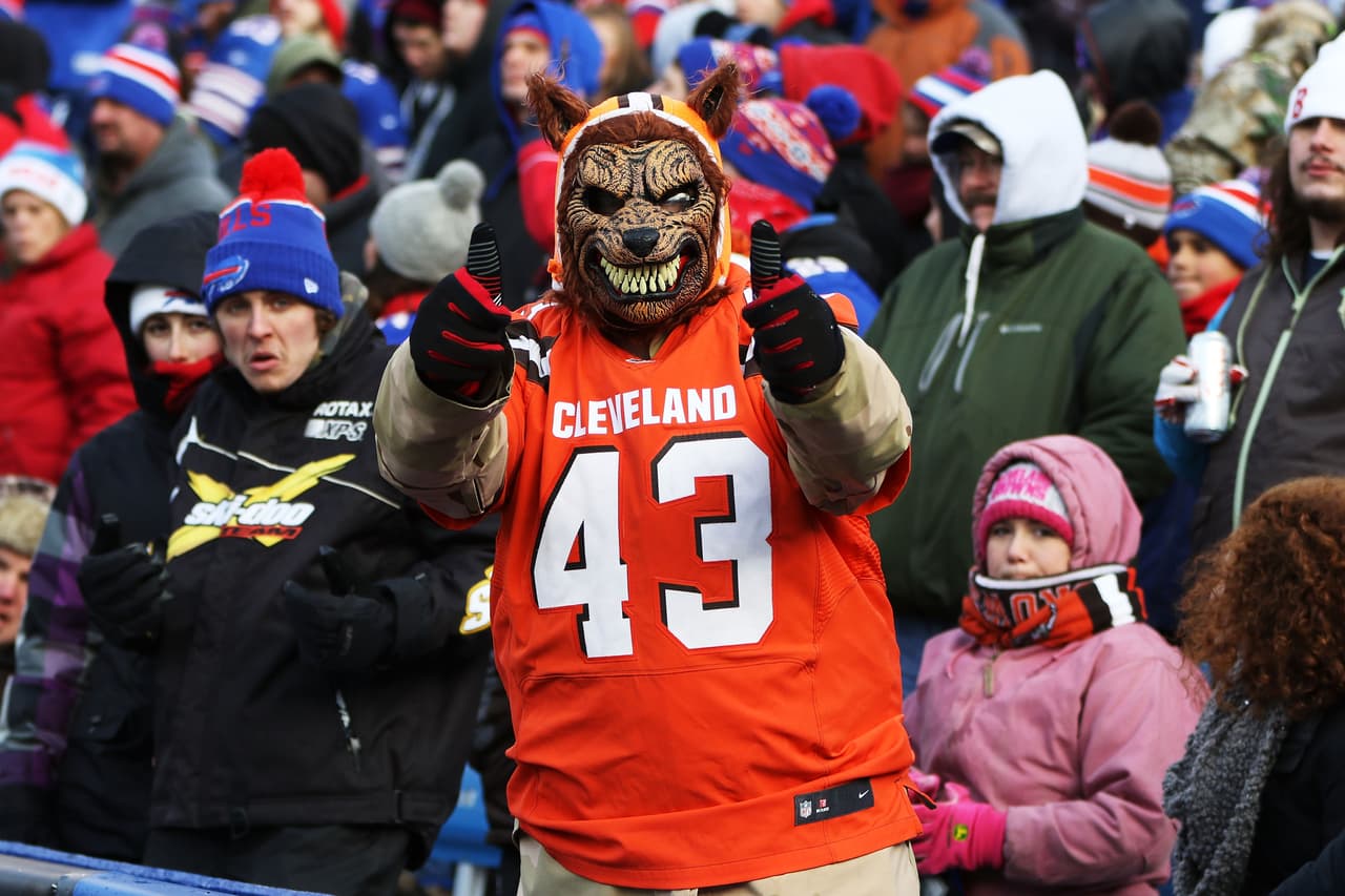 El colorido del fútbol americano en la NFL tuvo la belleza de las porristas como un punto de referencia, en medio de festividad navideña. Los fanáticos también le pusieron su toque particular a la fiesta.