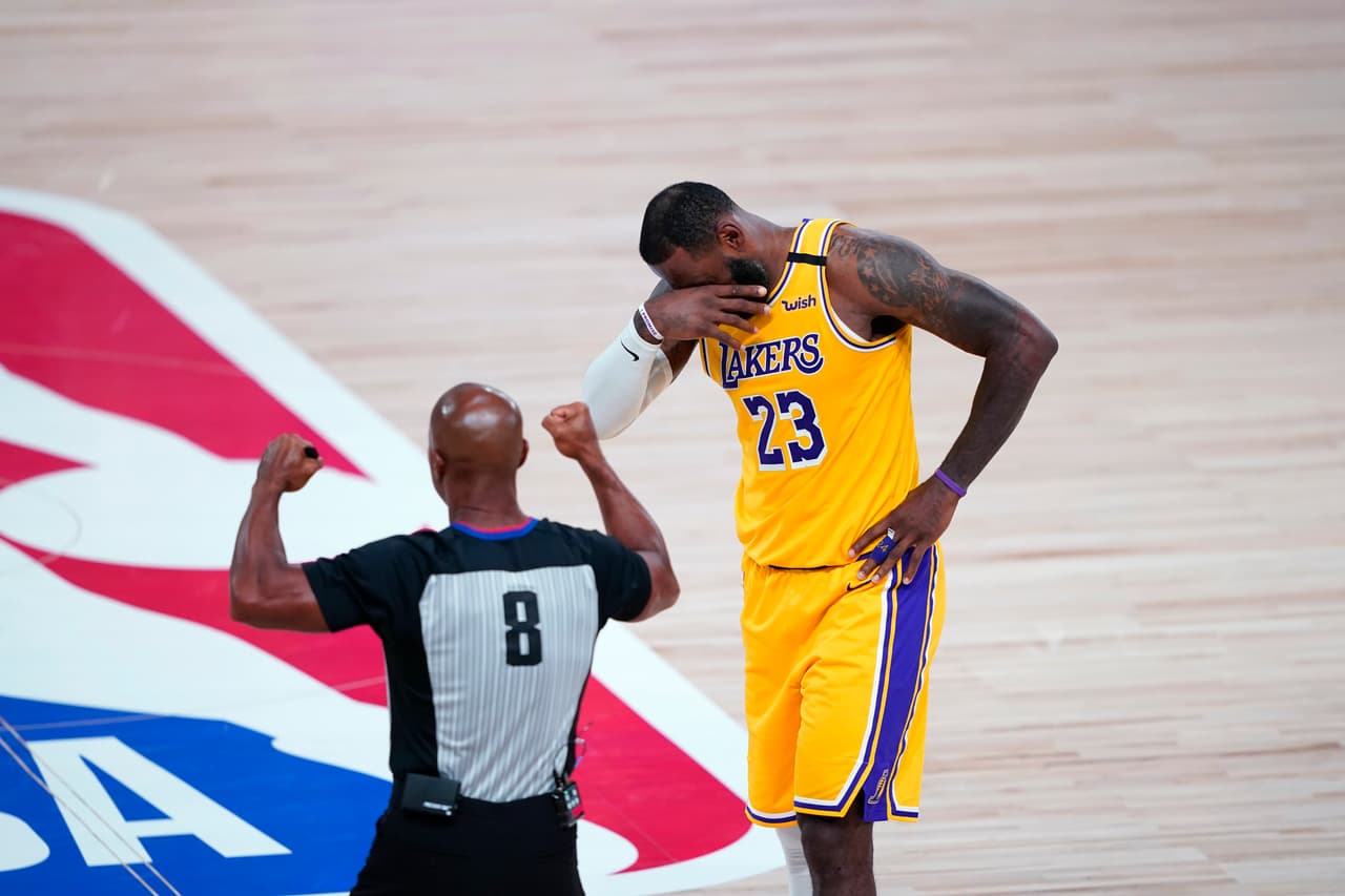 Lakers caen, pero LeBron establece récord de triples-dobles