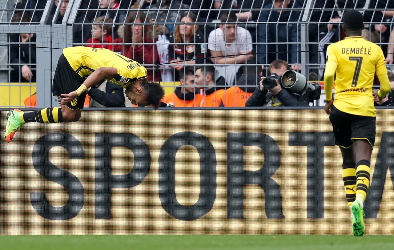 Aubameyang le dio la vuelta a la estrategia del Leverkusen y al minuto 69 anotó el 3-1 para quitarse un poco la presión del visitante.