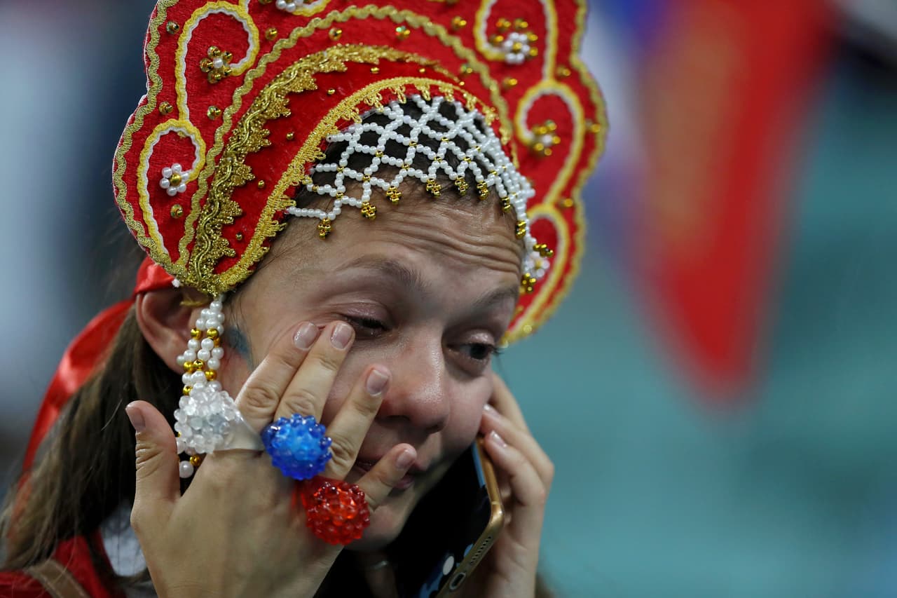 Aficionada rusa lamenta la eliminación de su equipo durante la Copa Mundial de Fútbol.
