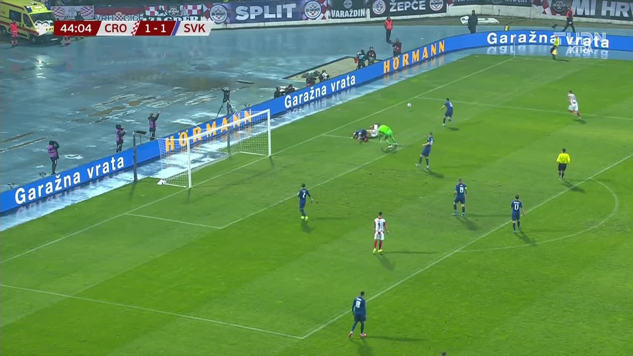 ¡TIRO ATAJADO! disparo por Mario Pasalic.