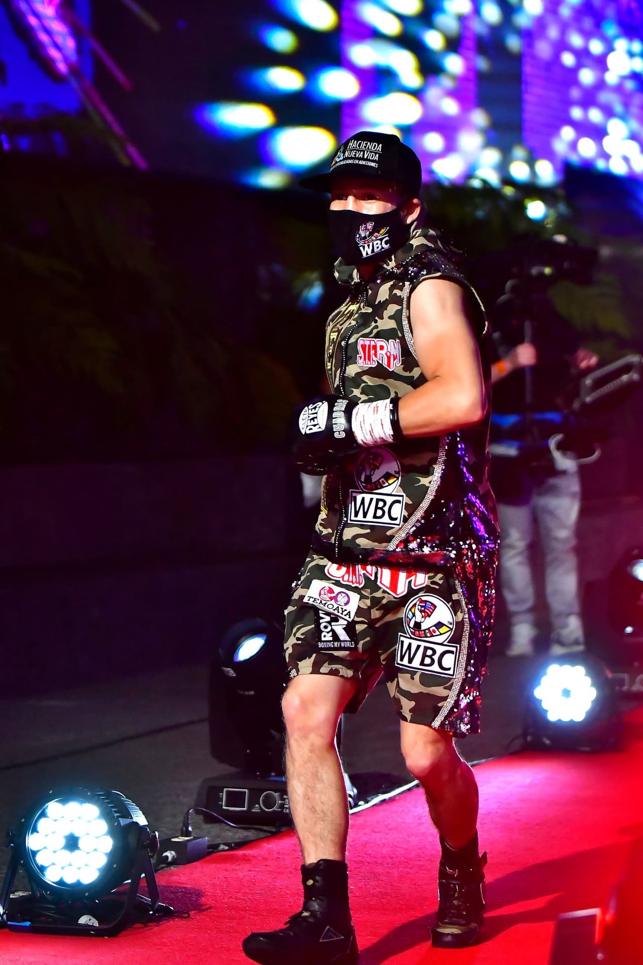 El Gallo Estrada mandó al Príncipe en dos ocasiones a la lona en el decimoprimer episodio. El réferi detuvo el combate y el Gallo Estrada defendió el título; ahora buscará la unificación de las 115 libras.