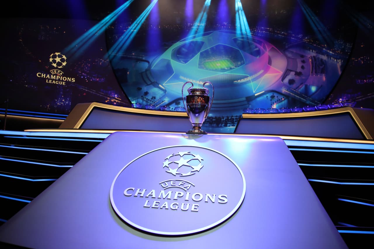 Así lucía el pletórifo trofeo de la UEFA.