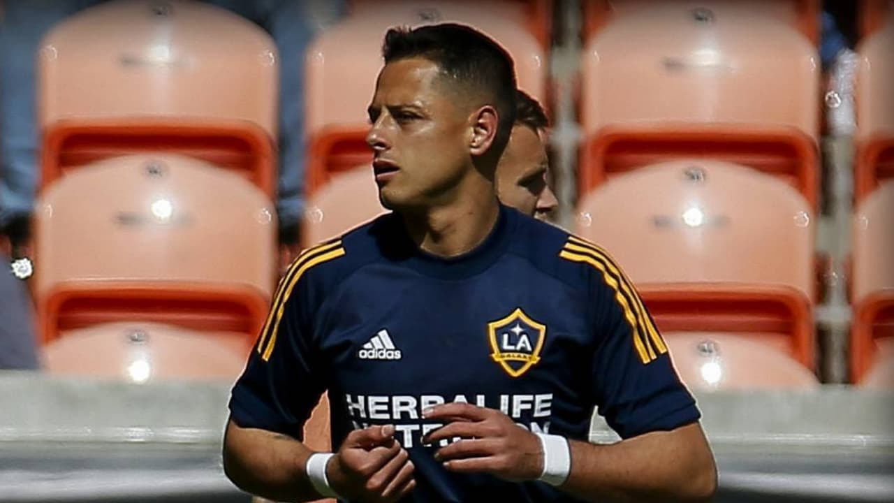 Tras un complicado 2020, Chicharito admite: "Toqué fondo"