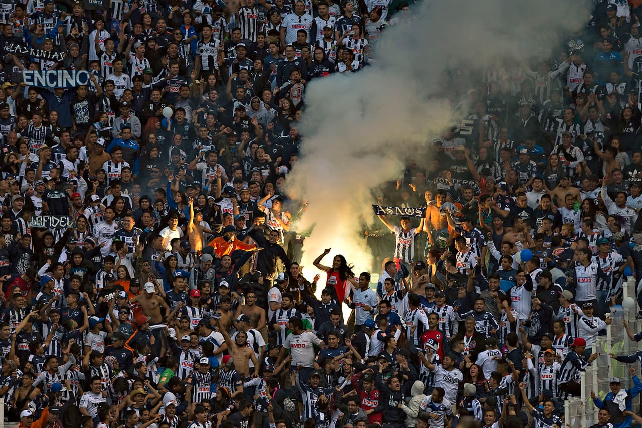Cientos de aficionados de Monterrey estuvieron presentes en Puebla