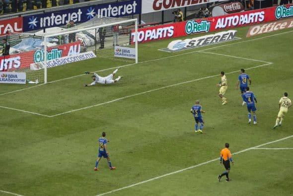 Con la superioridad numérica, América encontró el tercer gol que selló la obtención del título; Juan Carlos Valenzuela bajó la pelota y la dejó para Oribe Peralta, quien anotó de pierna derecha.