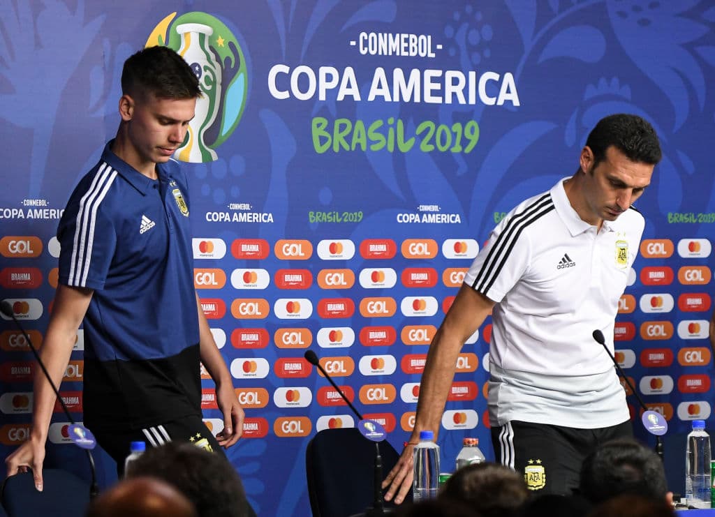 La Selección de Argentina se entrenó de cara a su partido ante Paraguay, a la que se enfrentará este miércoles en el Estadio Mineirao con la imperiosa necesidad de resarcirse tras un atroz debut en la Copa América ante Colombia que resultó en derrota por 2-0. Las expresiones de Lionel Messi y compañia reflejaron el sentir, el ánimo en el vestidor de la albiceleste. Las gesticulaciones durante la conferencia de prensa de Lionel Scaloni, entrenador argentino, reafirmaban el momento tenso que vive su equipo. ¿Podrán mejorar su ánimo?