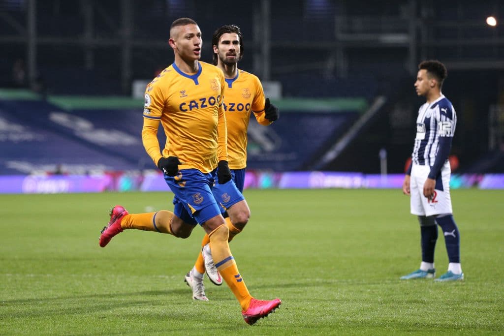 El Everton de Ancelotti se mantiene en la lucha por asegurar un lugar en las competiciones de la UEFA tras despachar por la mínima al muy discreto (y casi descendido) Albion. Everton y Albion acumulan 46 y 17 unidades en la competición inglesa.