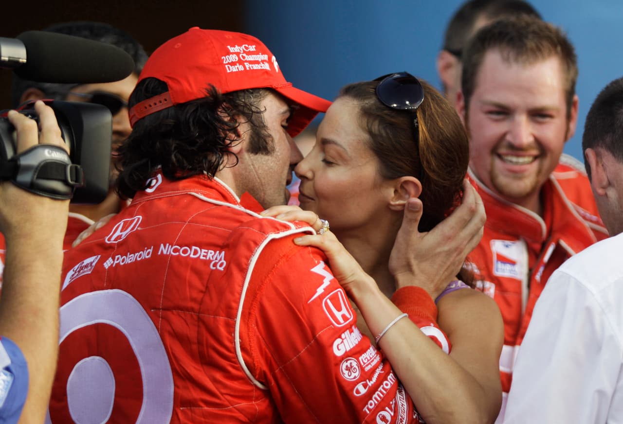 En 2001, la actriz contuvo matrimonio con el piloto Dario Franchitti con quien duró casada hasta 2013.