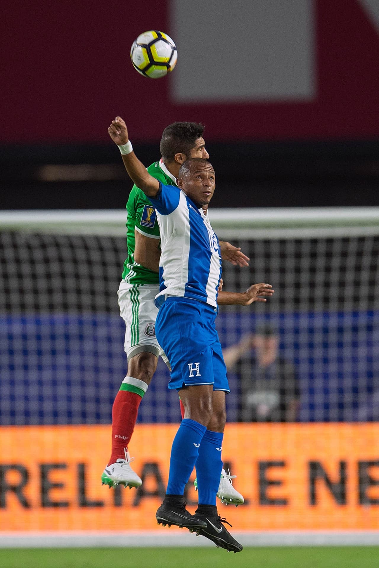 3) JAIR PEREIRA – El central participó con más fuerza y espíritu que futbol pues se contagió del mal nivel que se mostró en el duelo de cuartos de final. Se queda con un 6.