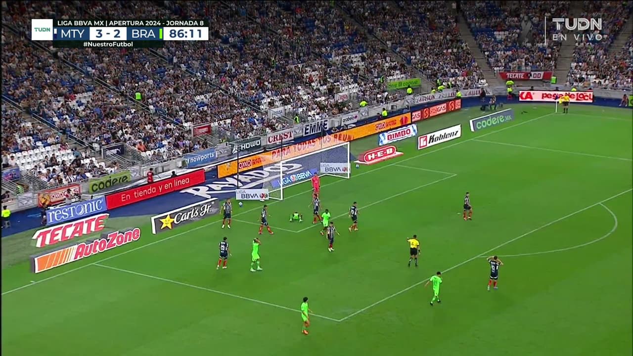 ¡CERCA! Óscar Estupiñán disparó que se estrella en el poste.