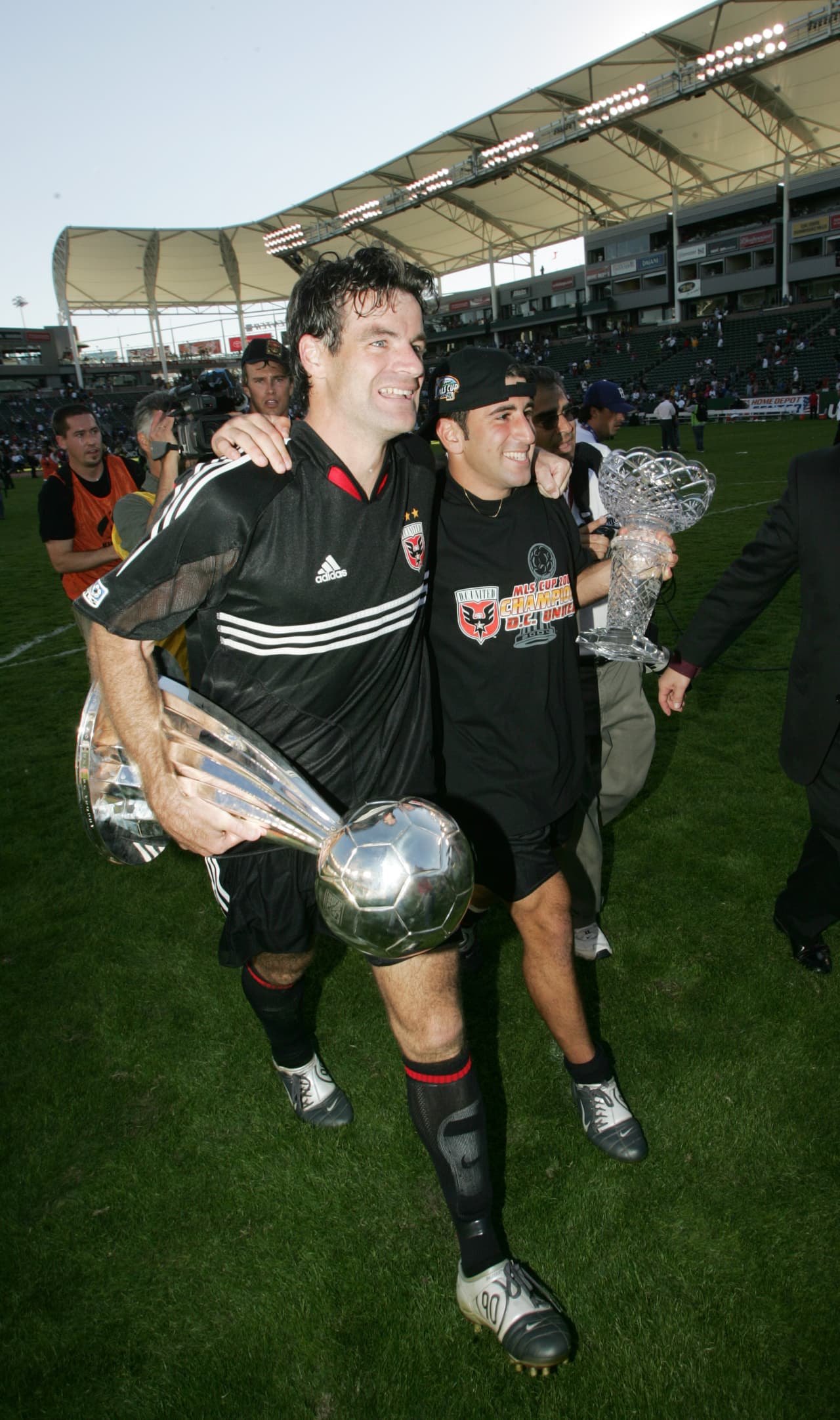 Ryan Nielsen y Alecko Eskandarian se llevan la MLS Cup bajo el brazo tras vencer a Kansas City en la final de 2004.