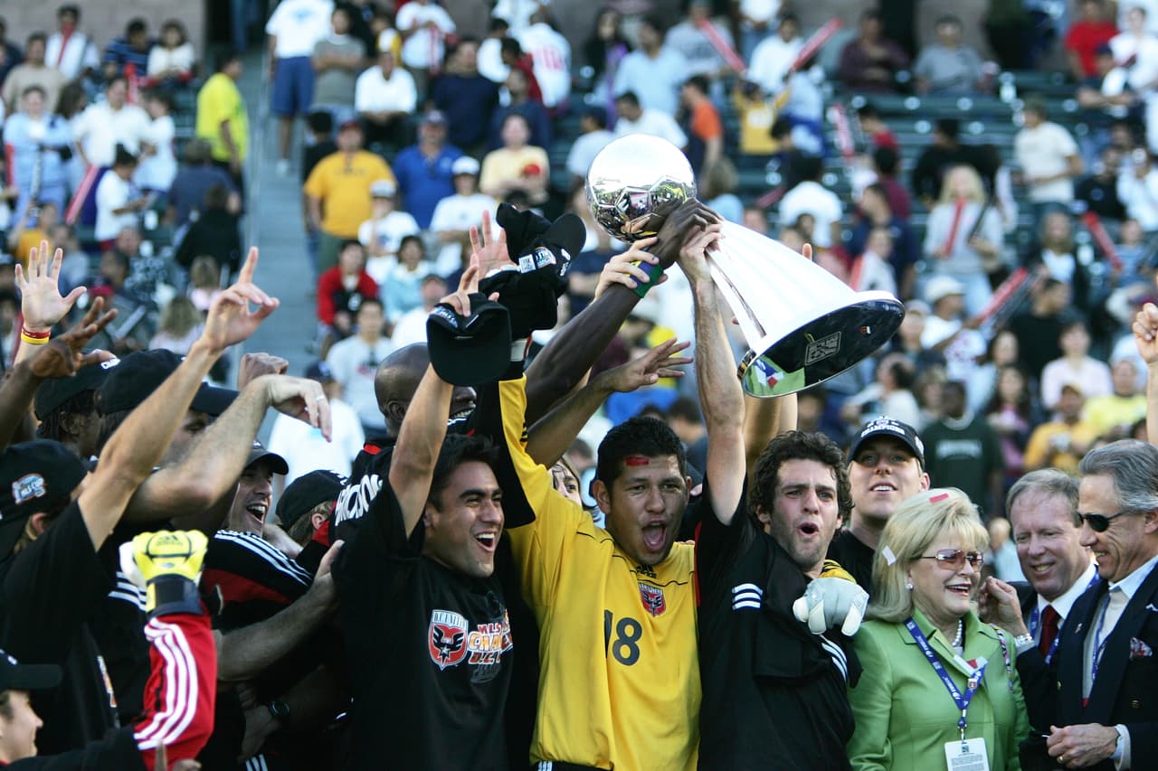 Un joven Nick Rimando y el actual entrenador Ben Olsen levantando la última MLS Cup en ingresar a las vitrinas del DC United, en 2004.