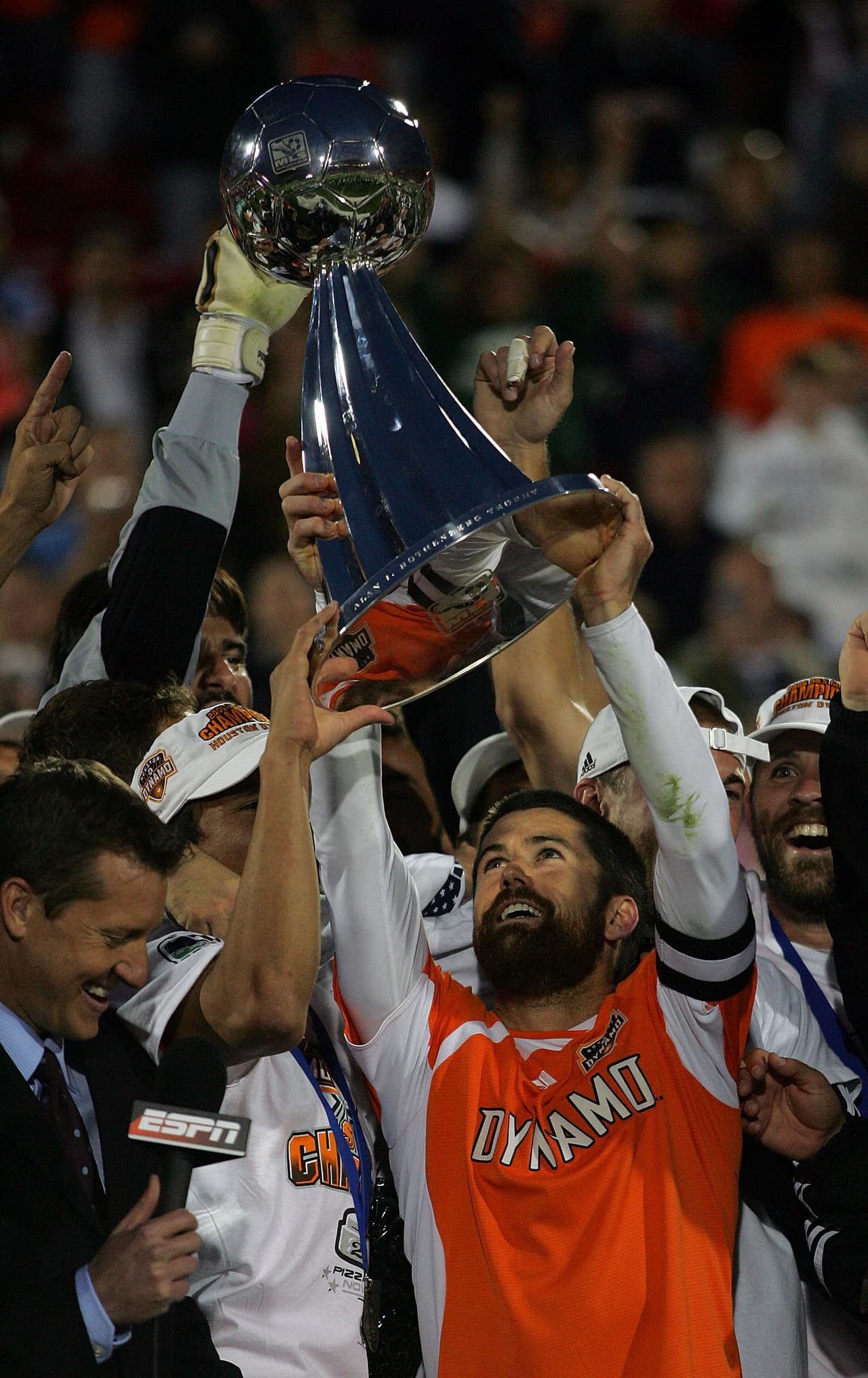 En su primera temporada, Houston Dynamo se proclama campeón de la MLS Cup. El capitán Wade Barret alza el trofeo Alan I. Rothenberg.