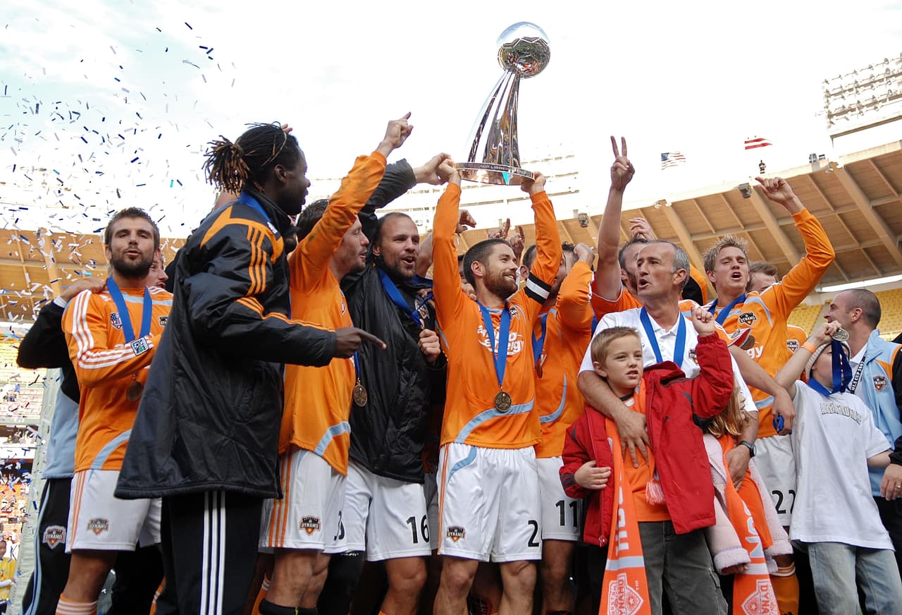 Houston Dynamo repite la gesta en 2007. Nuevamente Barret con el trofeo en alto en Washington DC tras derrotar a New England Revolution.