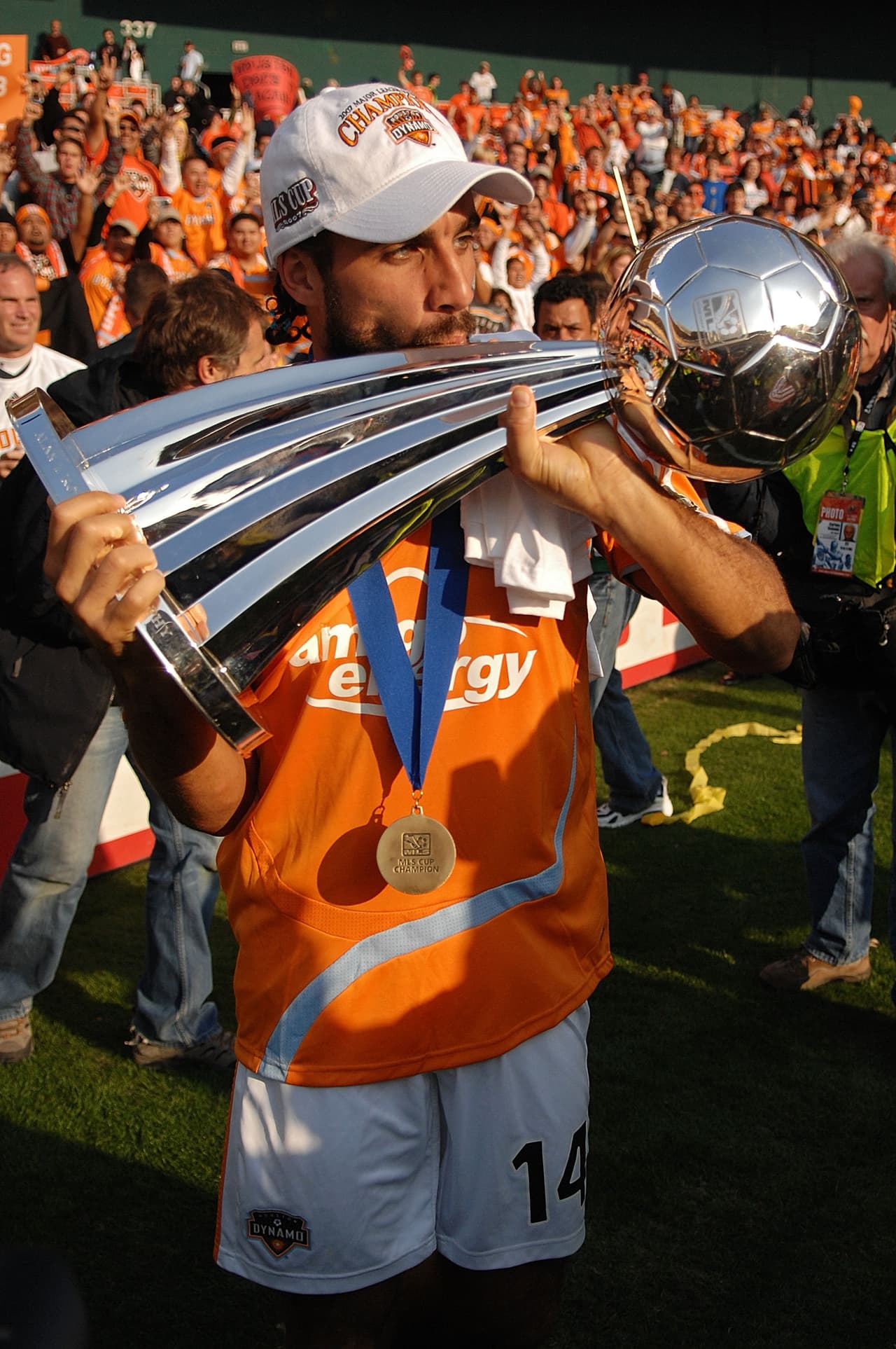 Dwayne De Rosario muestra por última vez el trofeo Alan I. Rothenberg. En 2008 cambiaría nuevamente el diseño y el nombre.