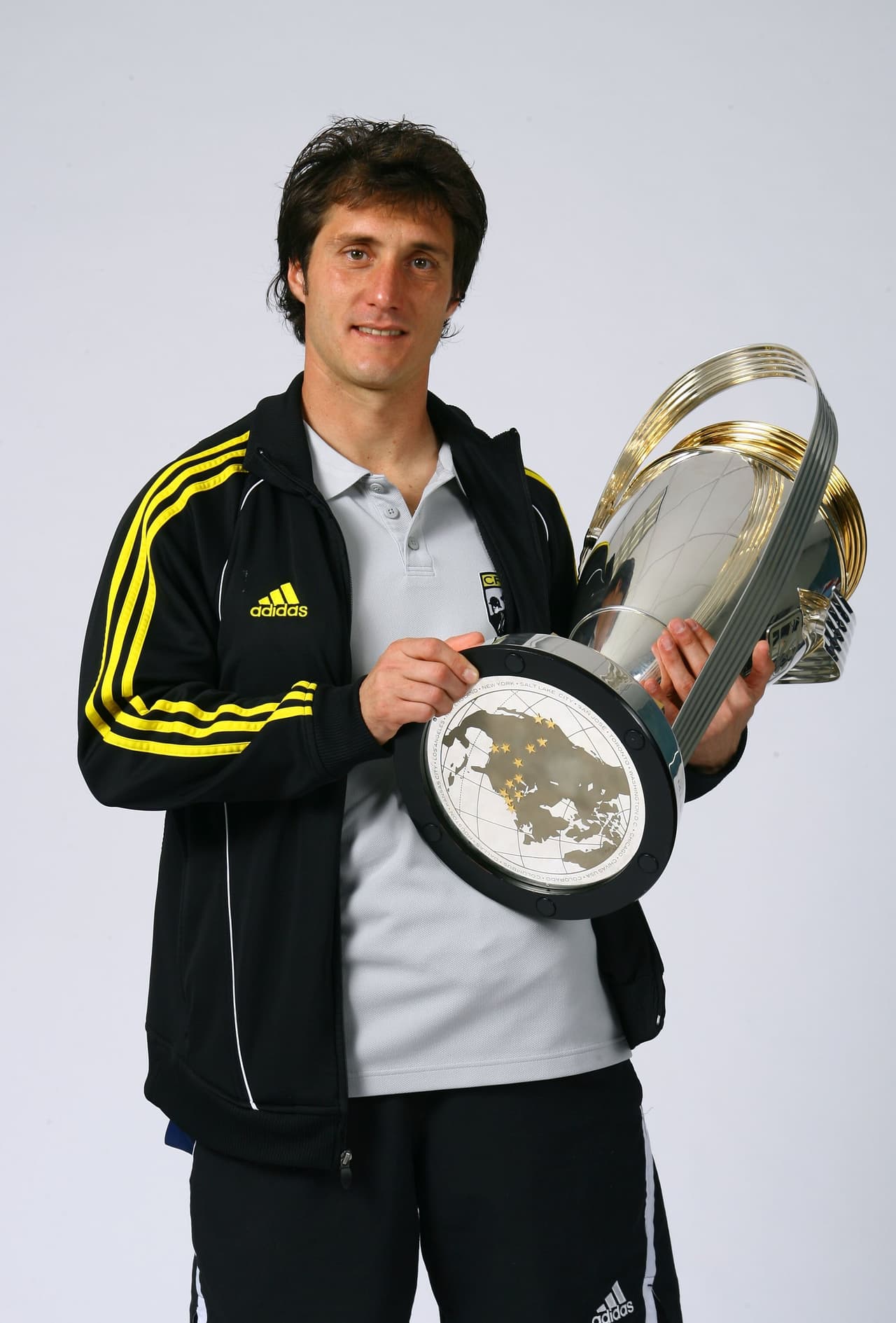 Guillermo Barros Schelotto, MVP de la MLS Cup de 2008 enseña el trofeo Phillip F. Anschutz en una sesión de fotos.