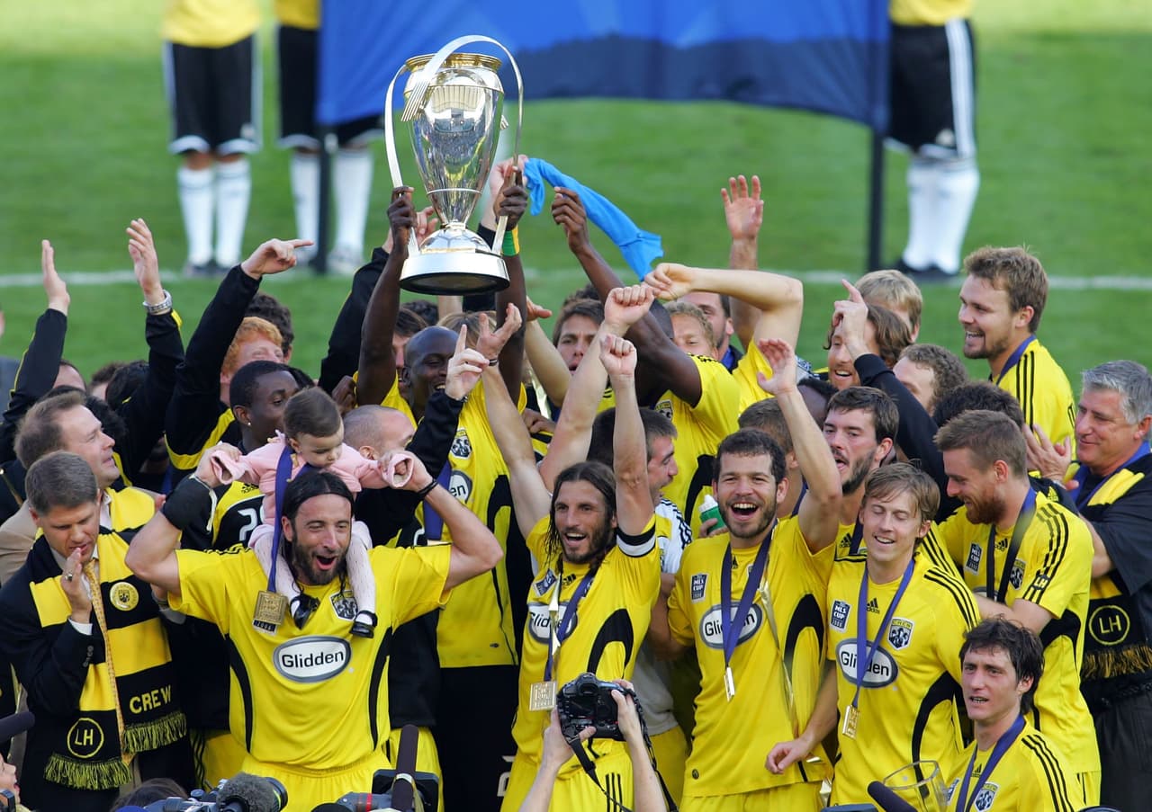 Columbus Crew alza el flamante Philip F. Anschutz Trophy, en tributo al cofundador de la MLS.