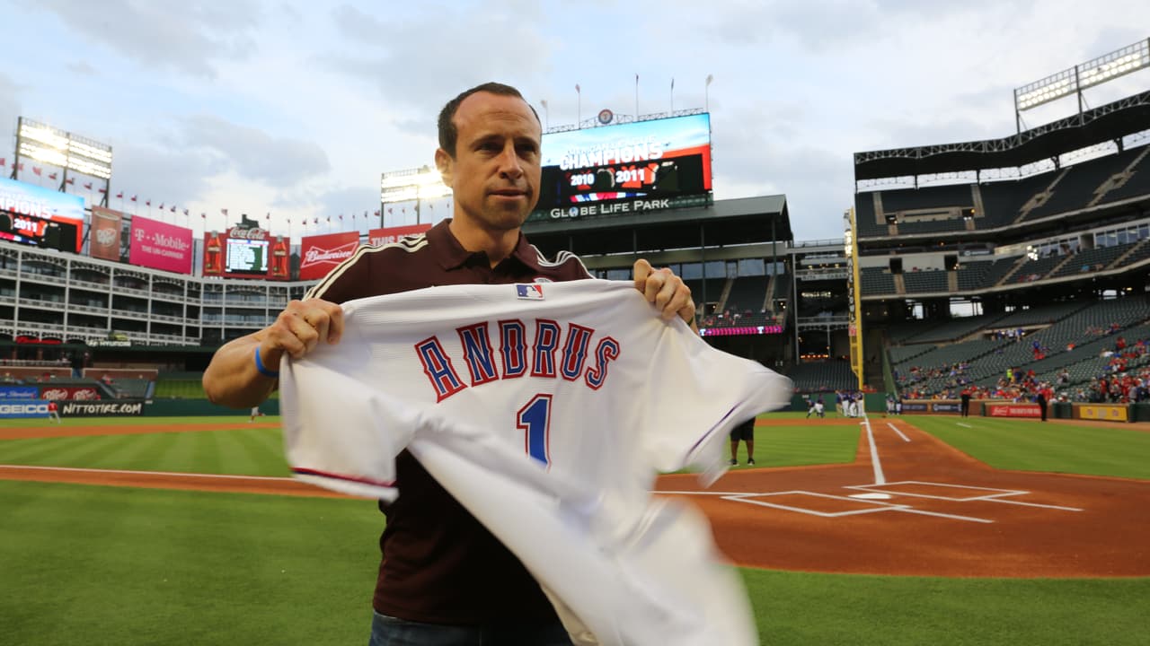 El director deportivo de la selección mexicana, Gerardo Torrado, fue el encargado de hacer el primer lanzamiento en el Globe Life Park antes del encuentro de los Rangers.