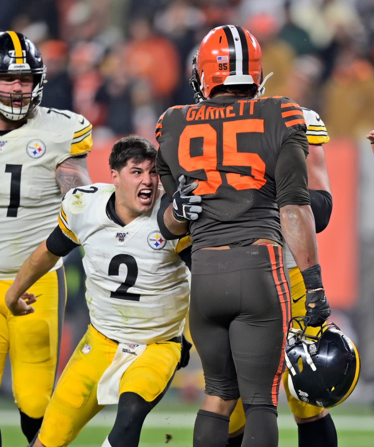 El liniero defensivo de los Browns, Myles Garrett golpeó con el casco al quarterback de los Steelers, Mason Rudolph. Hubo tres expulsiones.