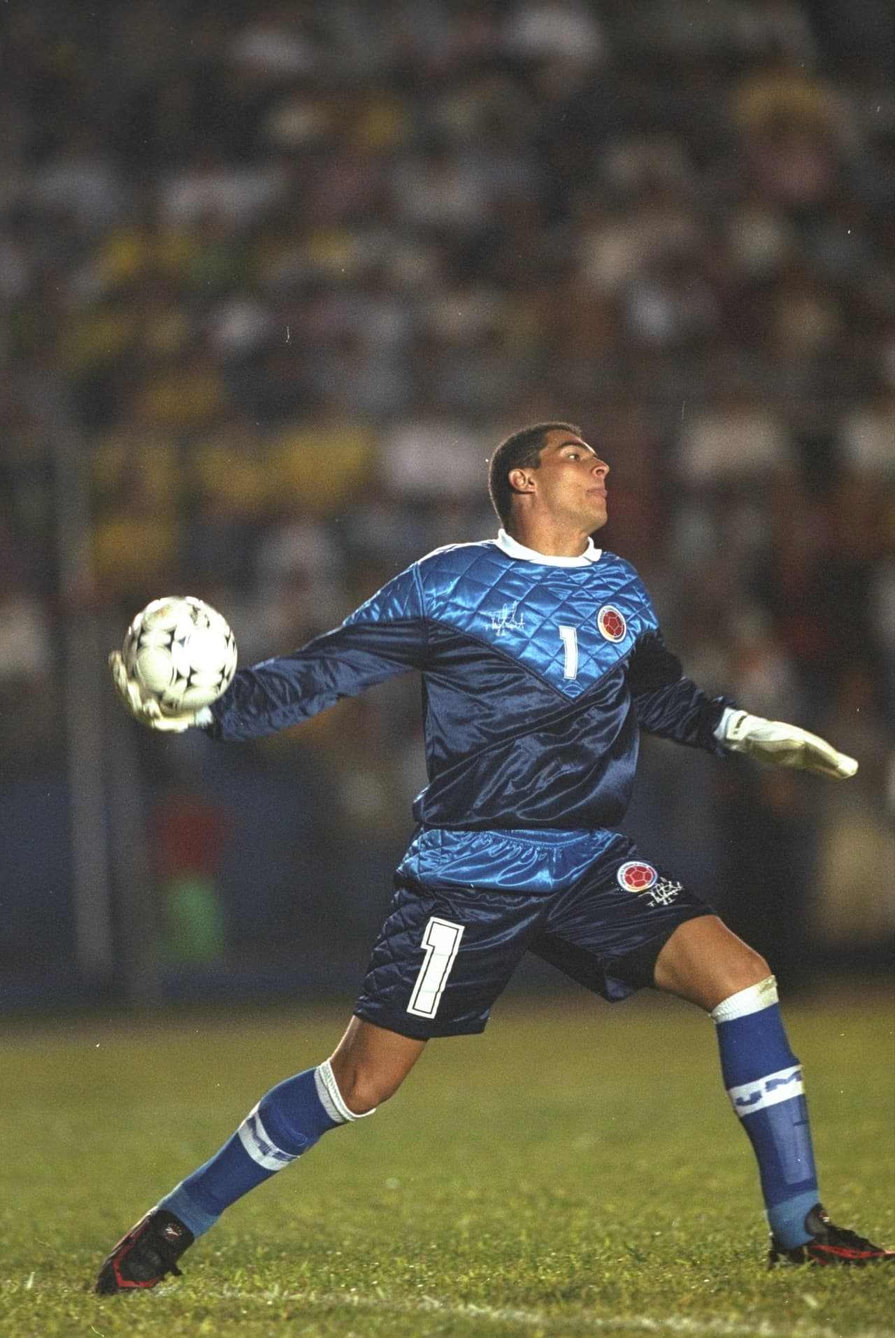 La carrera de Faryd Mondragón
<b>inició en 1990 con el Deportivo Cali</b>, donde solamente tuvo una aparición antes de irse al Real Cartagena. Sin embargo, él volvió al Deportivo Cali para retirarse en 2014.