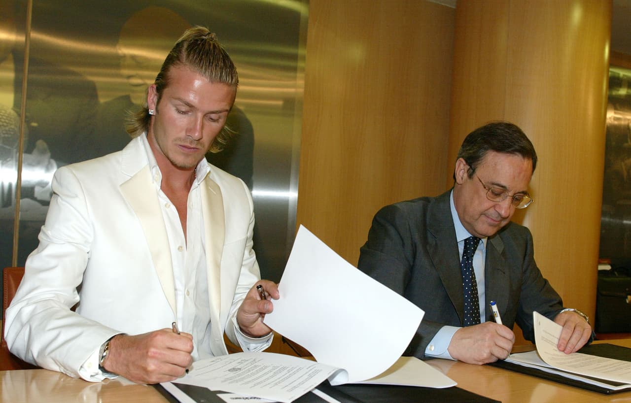 Florentino llegó en el año 2000 y su promesa en la campaña fue Figo, que entonces jugaba en el Barcelona; lo firmó y también se hizo con los servicios de Beckham.