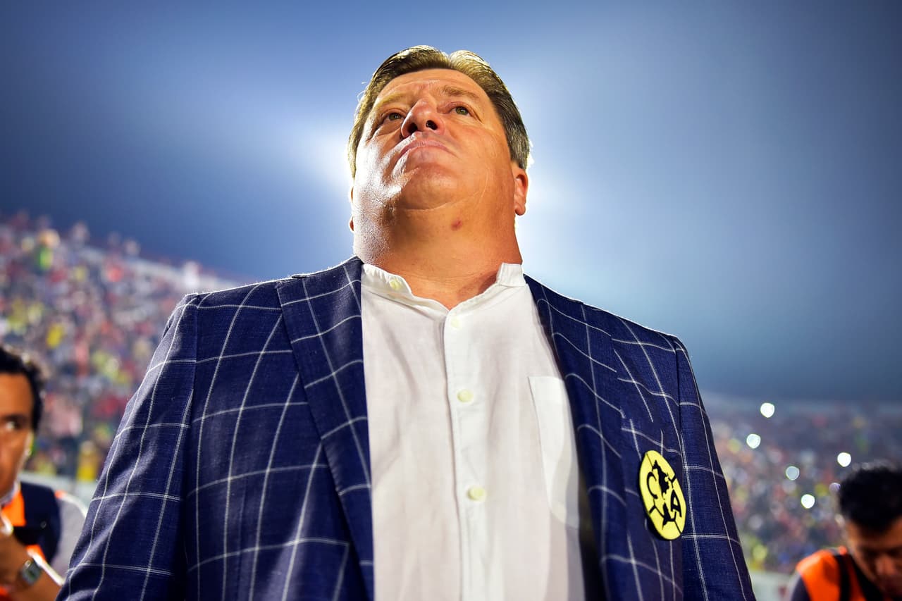 Miguel Herrera, estratega de las Águilas, presentó este traje de 'lujo' para visitar el puerto.