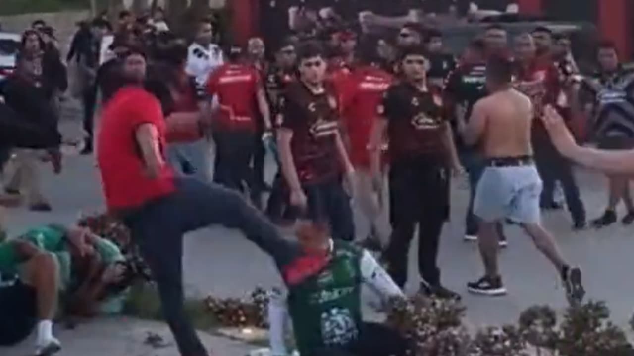 Liga MX castiga a responsables de la pelea entre fans de Xolos y León
