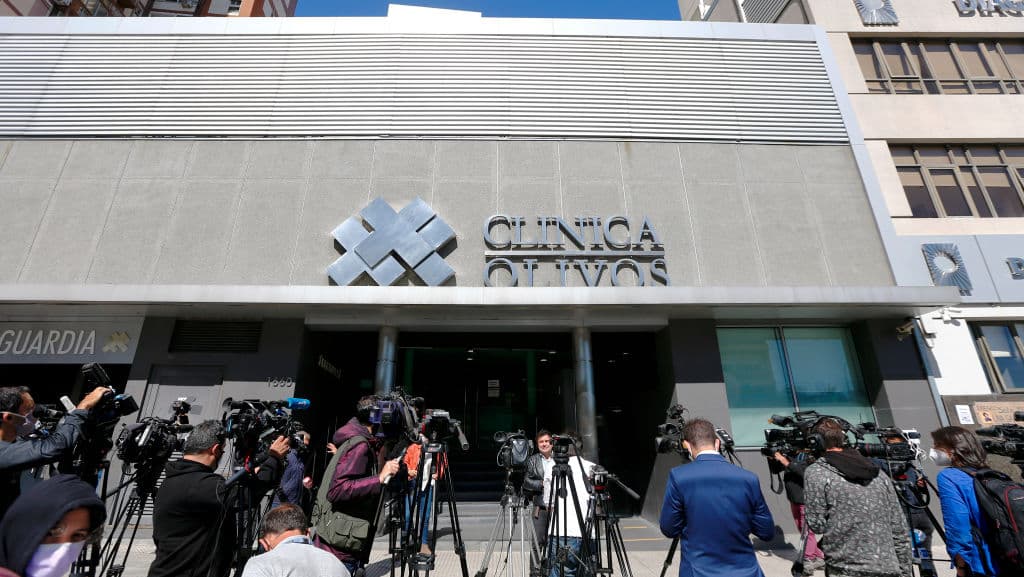 Maradona se recupera tras una exitosa operación de un hematoma en la cabeza. Fuera de la Clínica Olivos, ubicada en Buenos Aires, fanáticos se dieron cita para apoyar a ‘D10s’ en todo momento; el amor que le tienen al astro argentino es ‘infinito’.