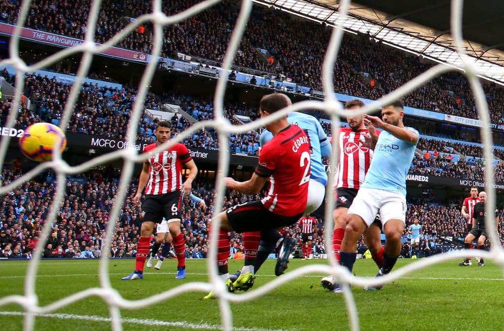 Pronto, al minuto 12 del primer tiempo, Sergio Agüero marcó el 2-0 para Manchester City tras pase de Raheem Sterling, la gran figura del partido.