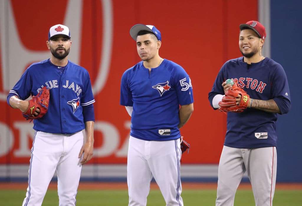 Ese asunto le ha impedido desempeñarse al máximo en las pasadas temporadas, tanto en Grandes Ligas como en pelota invernal. Aquí con sus compatriotas Roberto Osuna y Héctor Velázquez (der).