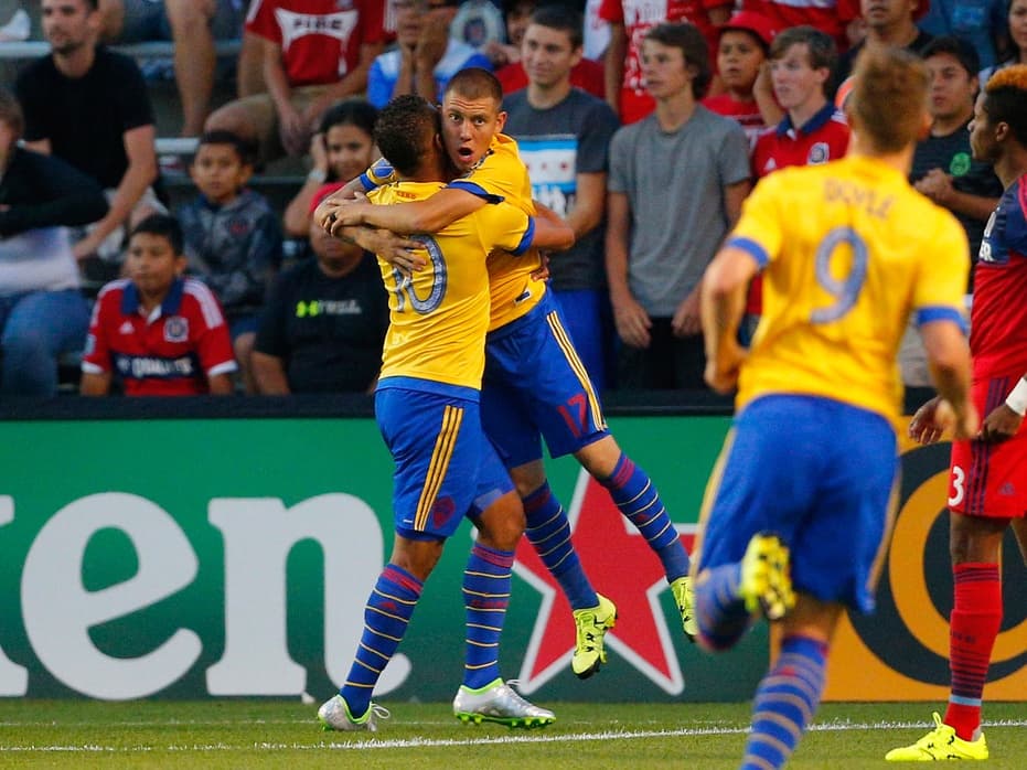 Gabriel Torres y Dillon Serna celebran el gol de triunfo.