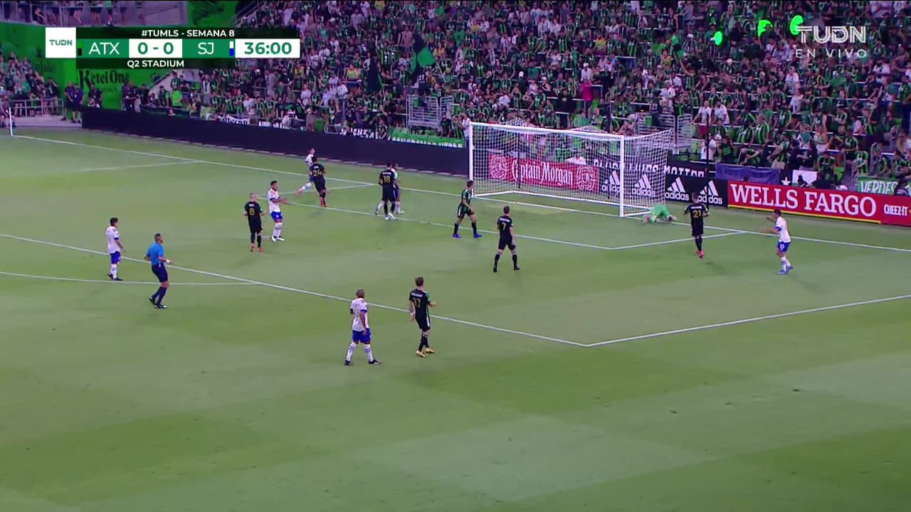 ¡CERCA! Cristian Espinoza disparó que se estrella en el poste.