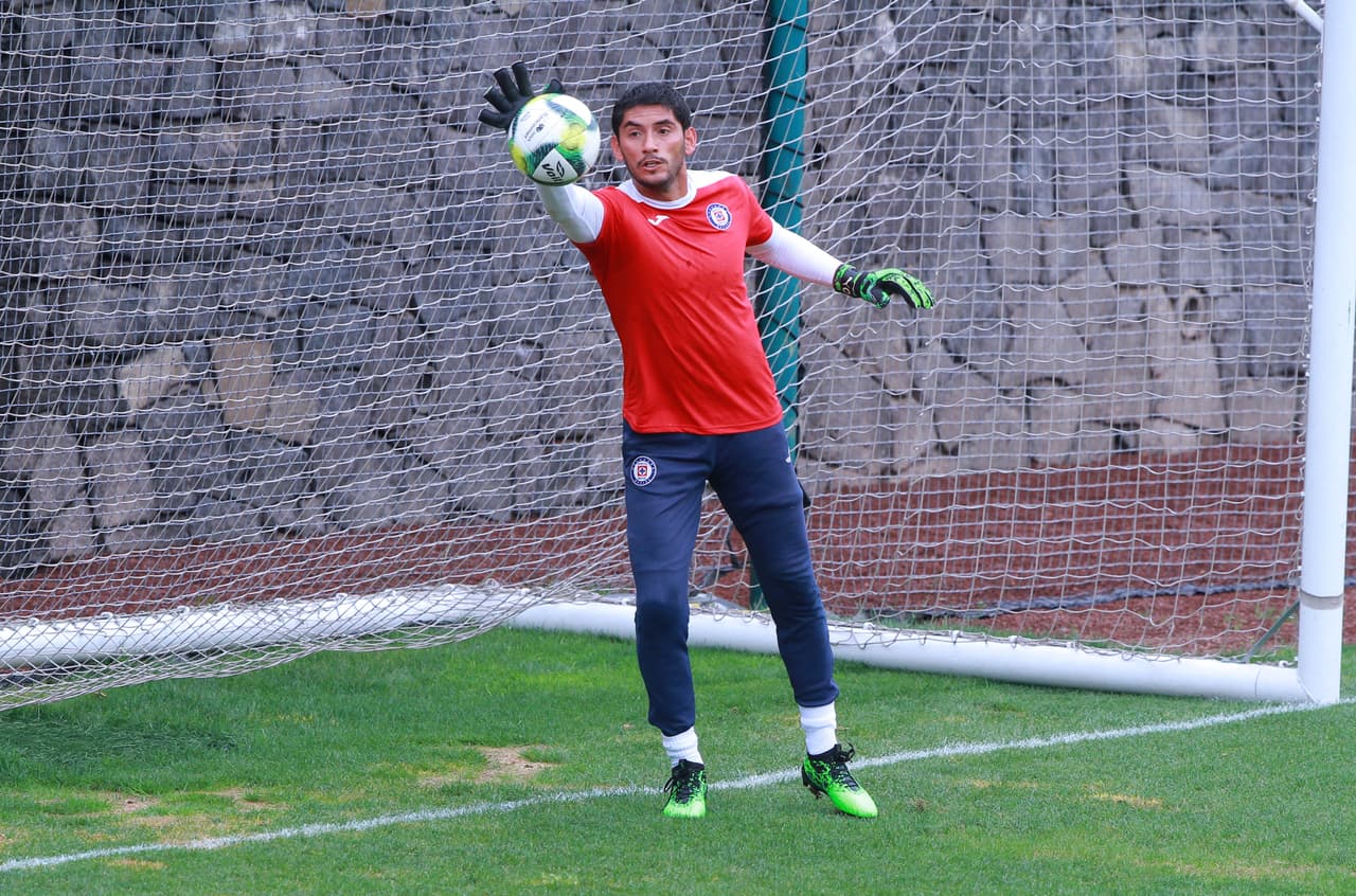 Este martes 25 de junio los integrantes del Cruz Azul se entrenaron en La Noria con Pedro Caixinha dirigiendo la práctica. Estuvo presente Ricardo Peláez, director deportivo del equipo Celeste. En el entrenamiento estuvieron ausentes los jugadores que pertenecen a alguna selección del continente americano que por ahora disputan la Copa Oro o la Copa América. Pero se vio a los lesionados Elías Hernández y Stephen Eustaquio integrados de lleno. Estuvieron también jugadores como Édgar Méndez y Martín Cauteruccio, vinculados a salir del club. Esto fue lo que hizo La Máquina hoy.