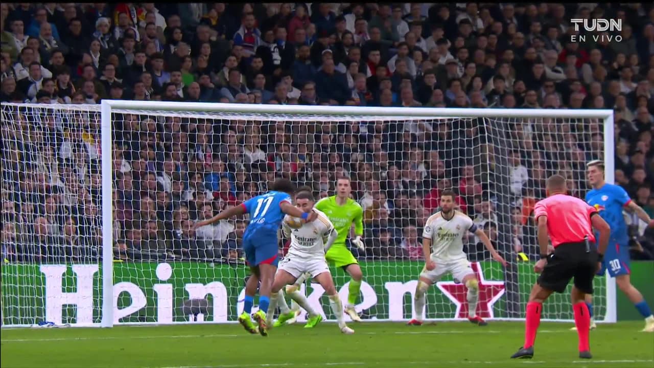 ¡TIRO ATAJADO! disparo por Benjamin Sesko.