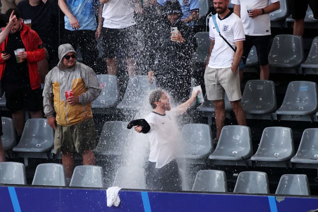 Afición de Inglaterra disfrutó de la lluvia previo al partido ante Países Bajos en la Euro 2024.