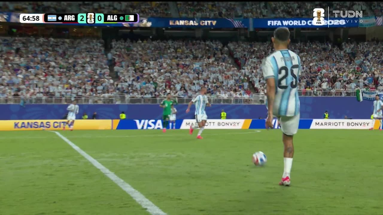 ¡TIRO ATAJADO! disparo por Lionel Messi.