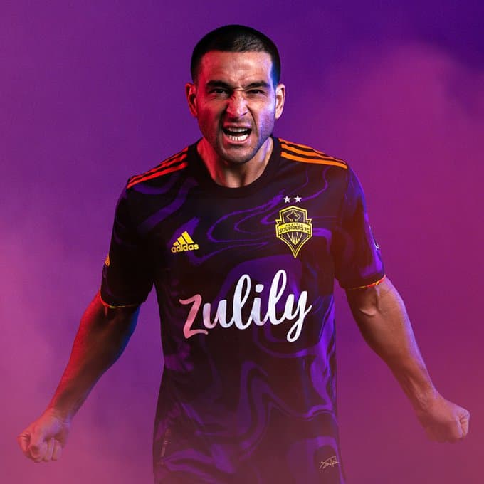 "No podríamos estar más orgullosos de presentar al mundo la 'Camiseta Jimi Hendrix', una verdadera intersección de deportes, música y cultura popular', dijo Peter Tomozawa, dueño, y presidente de operaciones de negocio de Seattle Sounders FC.
<br>
<br>