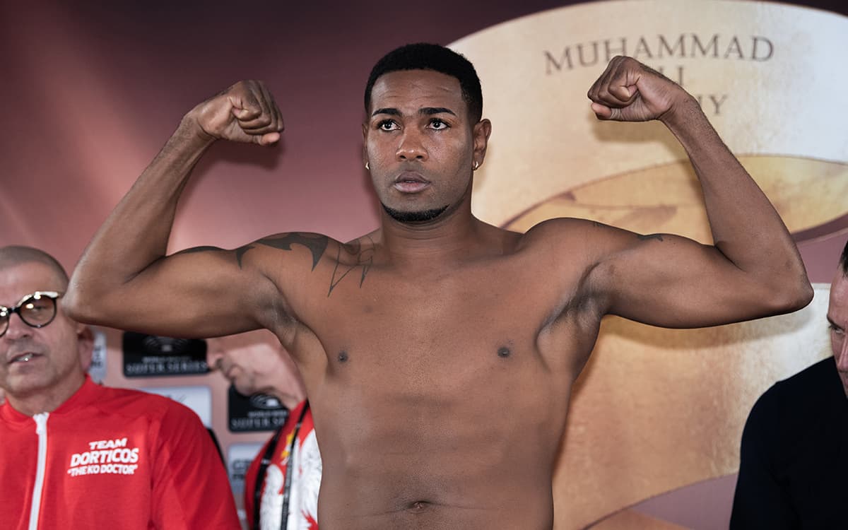 Yuniel Dorticos (en la foto) tiene registro de 22-1. 21 KO, mientras el polaco Mateusz Masternak registra 41-4, 28 KO.