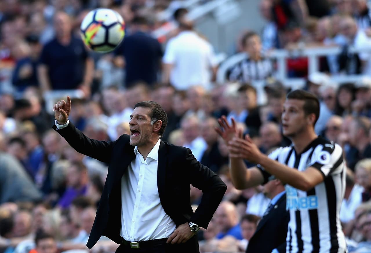 El técnico Slaven Bilic ha elogiado en varias ocasiones a 'Chicharito', pero con el mexicano todavía no conoce la victoria.