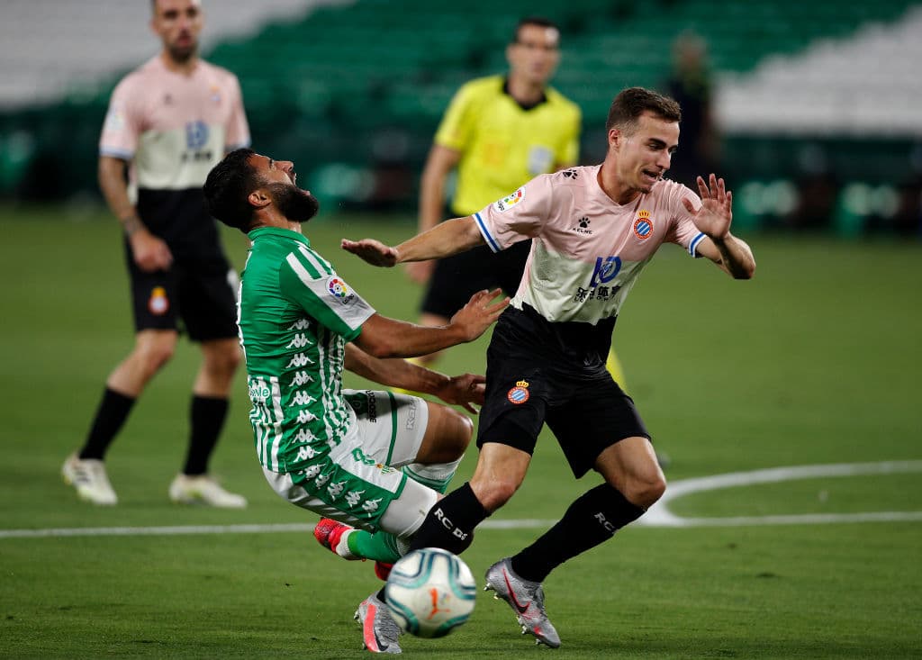 Diez minutos después, Andrés Guardado ponía un par de buenos balones, pero no llegaba el segundo para los locales.