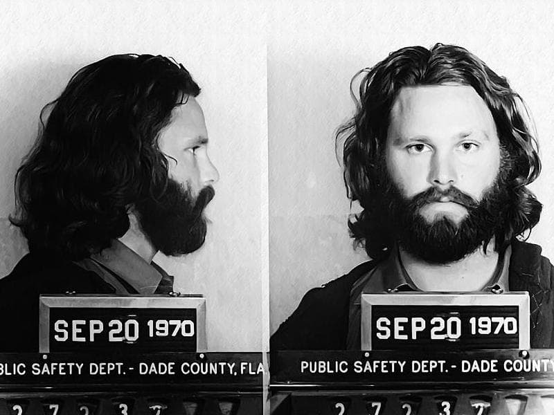 El legendario cantante de ‘The Doors’, fue arrestado por agitar su pene en el escenario.