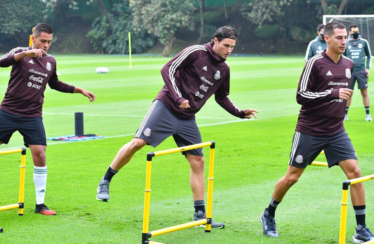 Santi Giménez lidera el primer entrenamiento del Tri en 2020