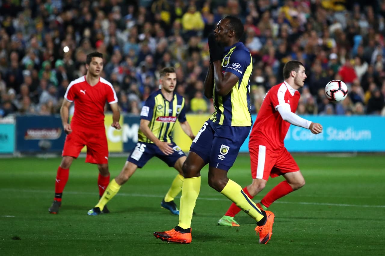 ¡Le faltó gas! Usain Bolt debutó como futbolista en Australia y se perdió una increíble